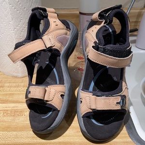Abeo hiking sandals